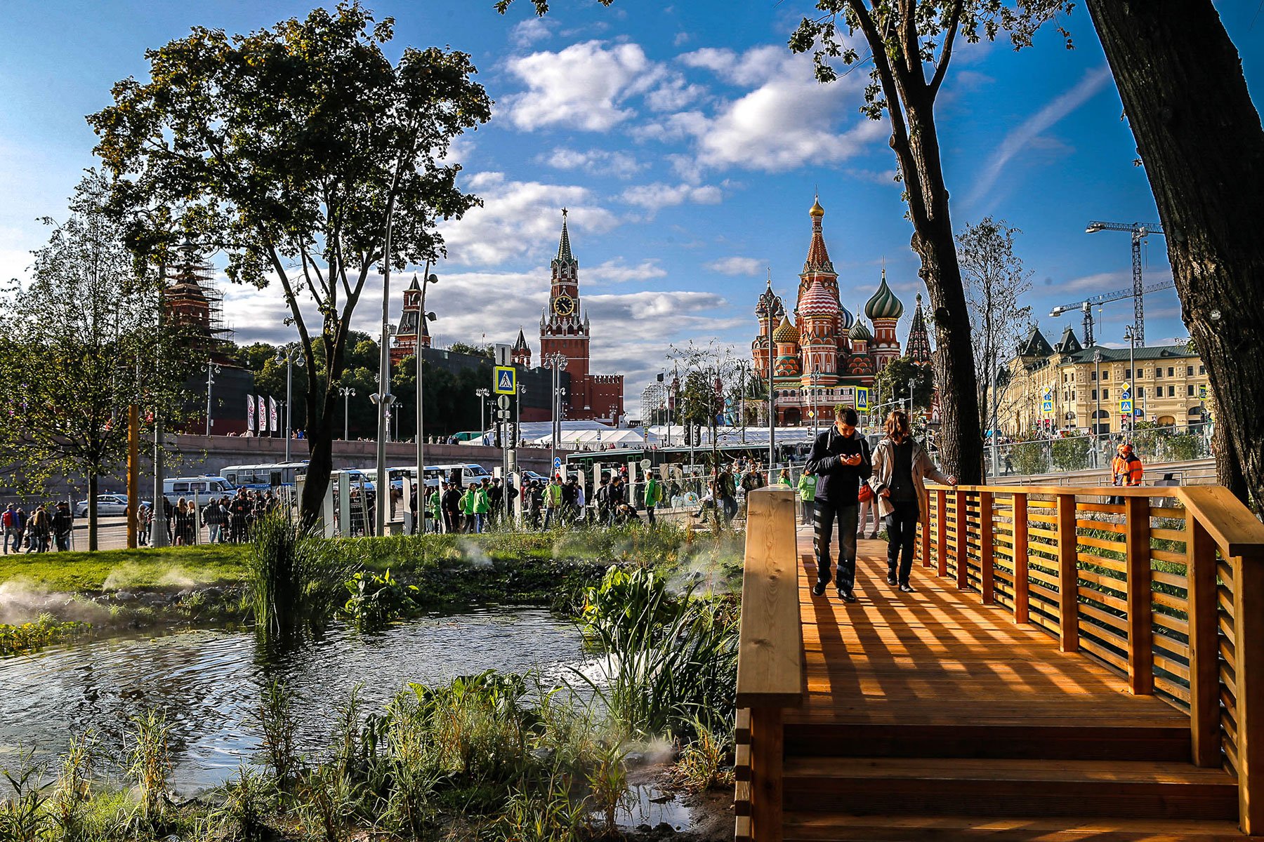 Городские парки столицы. Парк Зарядье. Парк Зарядье в Москве. Красная площадь парк Зарядье. Парк Зарядье в Москве картинки.